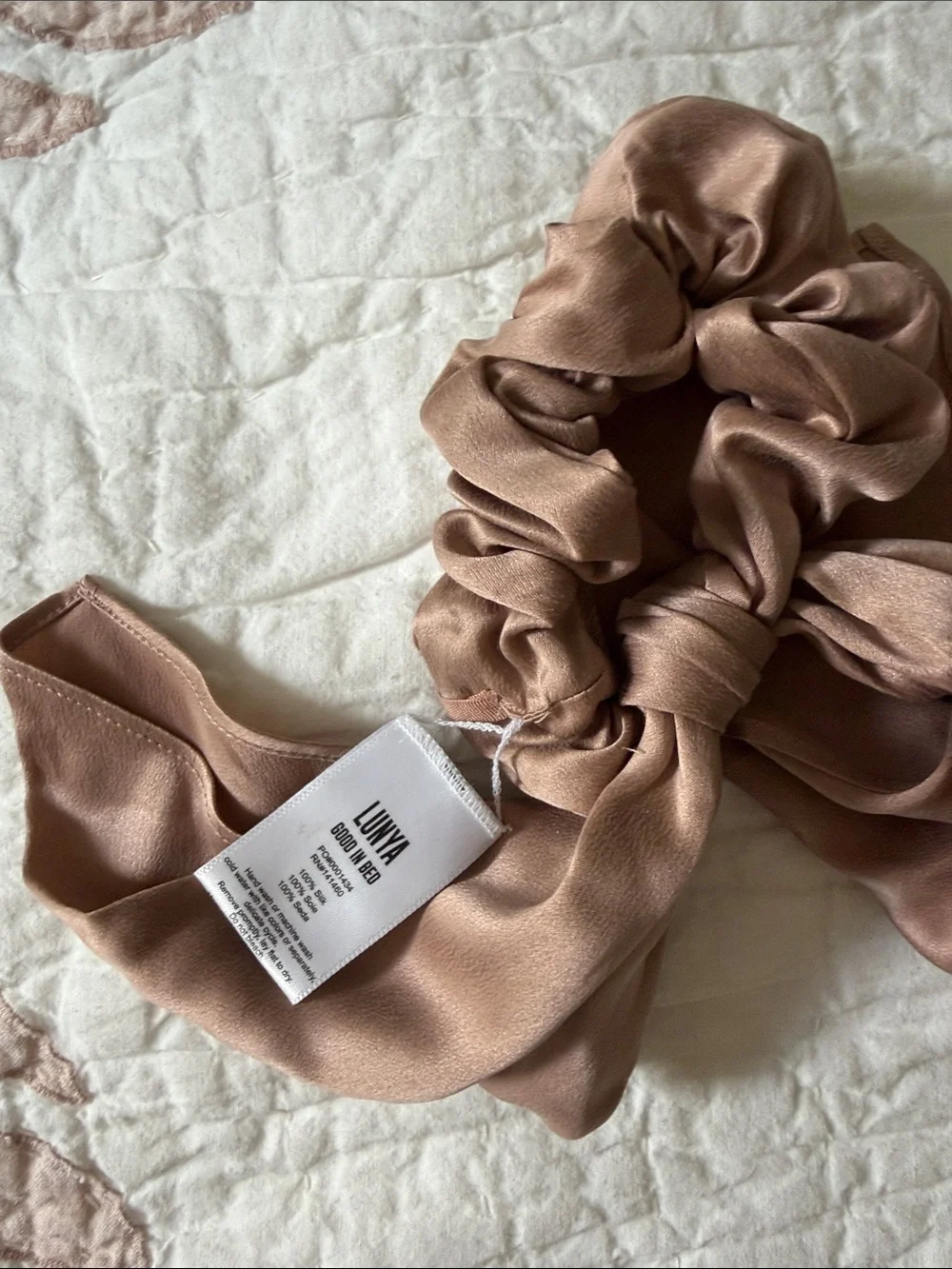 lunya washable silk scrunchie